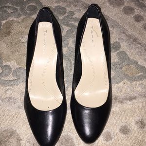 Black TAHARI pumps, excellent condition